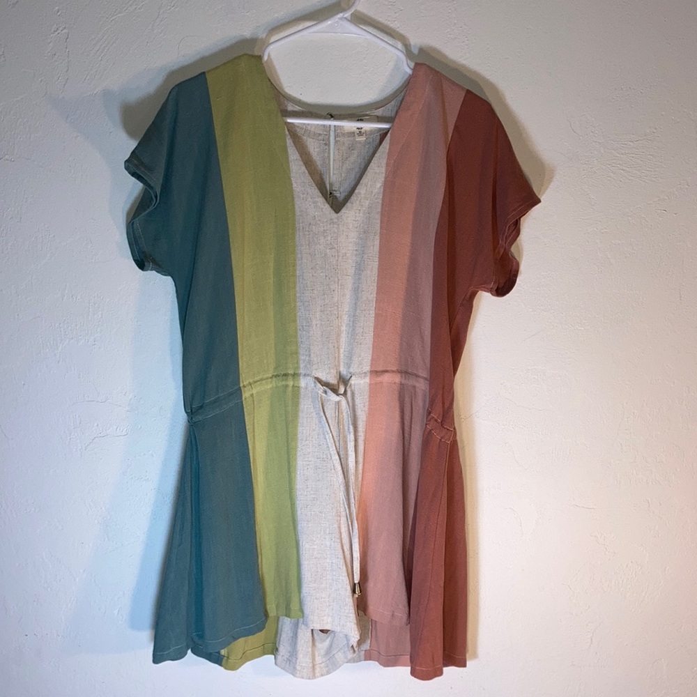 Entro Color Block Romper, Women’s Size M. Adjustable waist sewn in. Buttons back